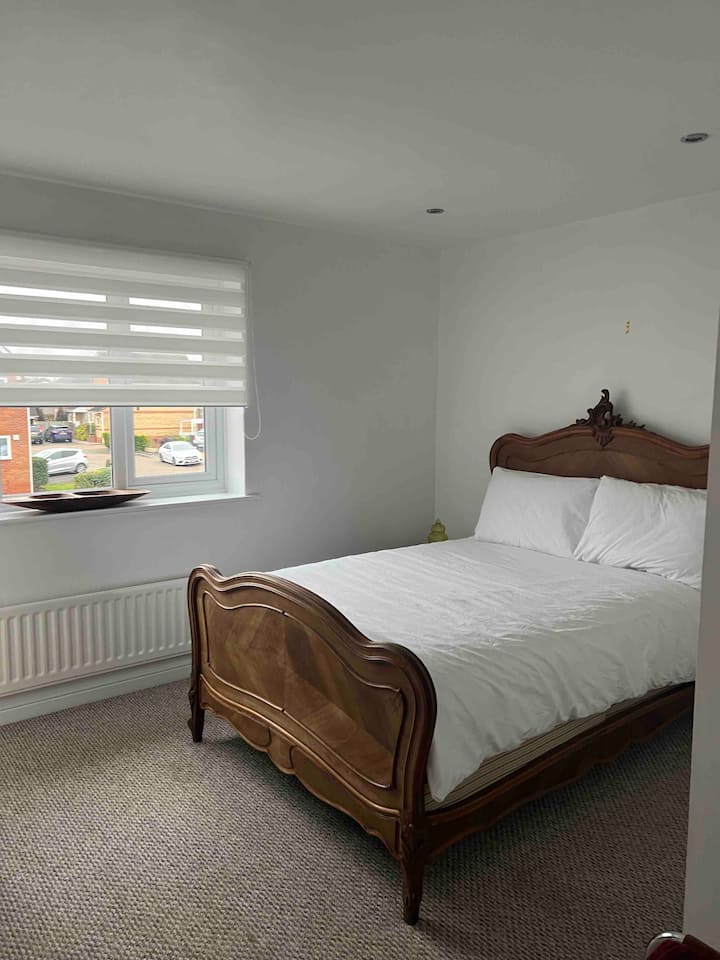 Основна спалня - с просторен гардероб и самостоятелен душ/баня