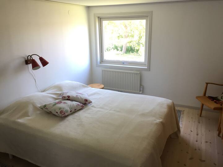 غرفة النوم الرئيسية في الطابق السفلي