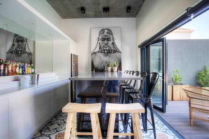 Newport Villa (Modern 4 bedroom, mountain views) gallery image 5