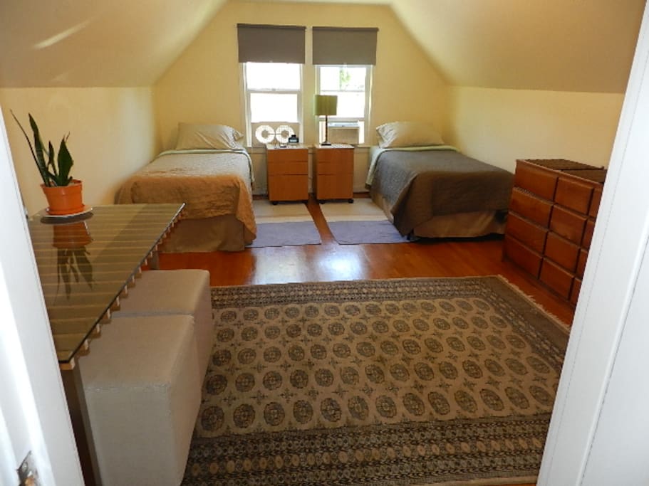 Spittable King Bed: together for a couple/separate for two singles
