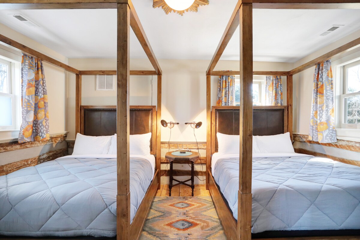 Rustikálna spálňa - 2. poschodie, 2 veľké manželské postele