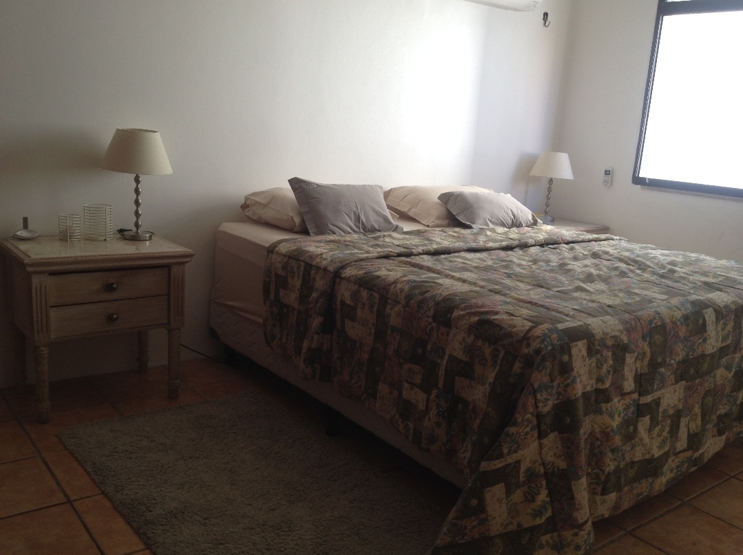 Habitación con aire acondicionado y cama tamaño king (la cama se puede separar en dos)