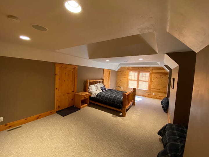 ห้องนอนขนาดใหญ่ #5 พร้อมเตียงควีนไซส์และเตียงเดี่ยว 2 หลัง  เหมาะสำหรับเป็นห้องแยกต่างหากสำหรับเด็กหรือวัยรุ่นหรือมีประโยชน์สำหรับครอบครัวขนาดเล็ก