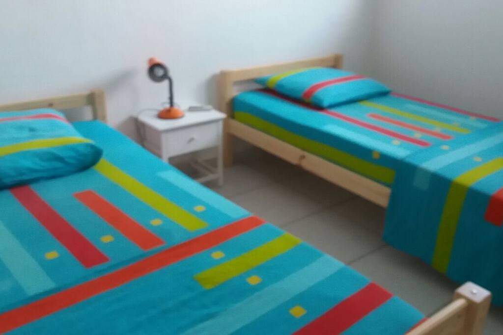 Chambre climatisée avec 2 lits simples