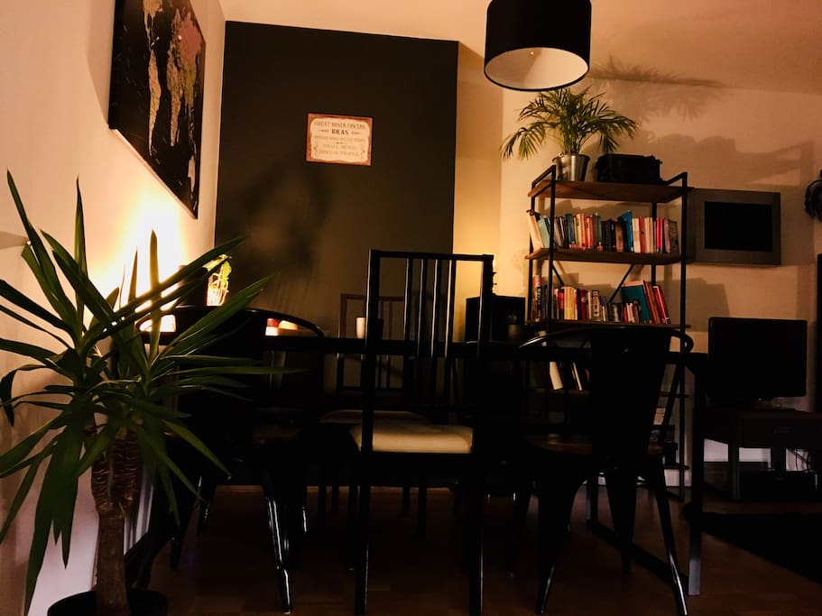Wohnzimmer mit Tisch und 6 Stühlen
