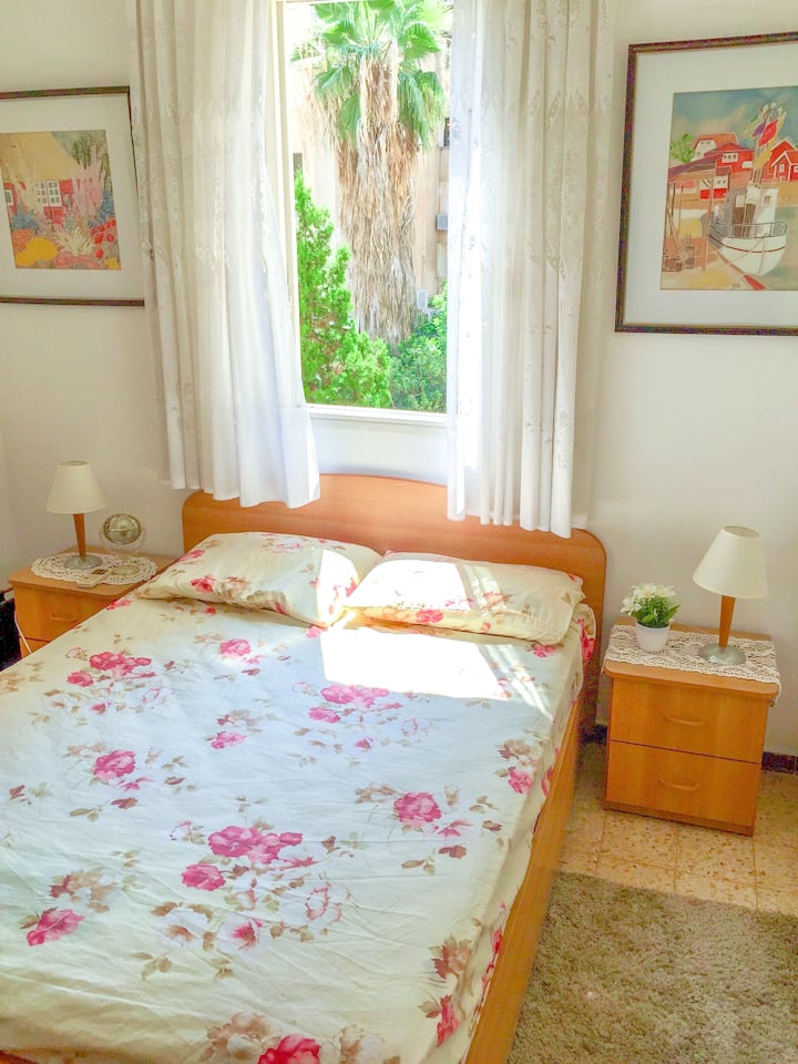 Lovely Sunny Room near Beach and Netanya Centre Apartments for Rent