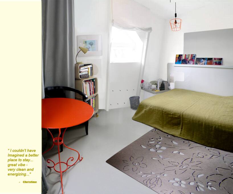Restful ambience and besides the comfy bed you'll have a little fridge and coffee&tea-making amenities