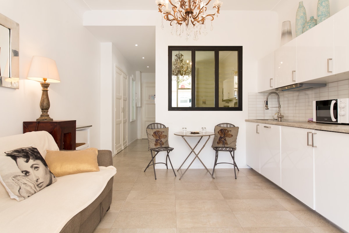 Top performing Airbnb: Mythical Miramar Croisette! (2 pax) in Cannes