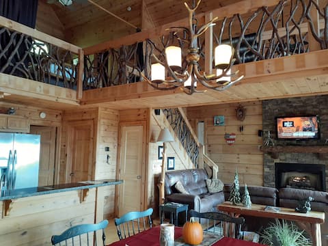 Popular Airbnb listing: PRIVATE CABIN-STUNNING VIEWS-CLOSE TO TOWN*PETS OK in Blue Ridge