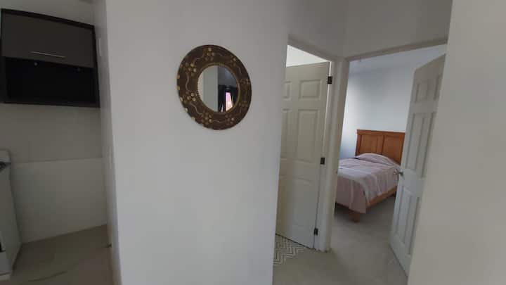 Aquí se muestra la entrada al baño y a las recámaras.