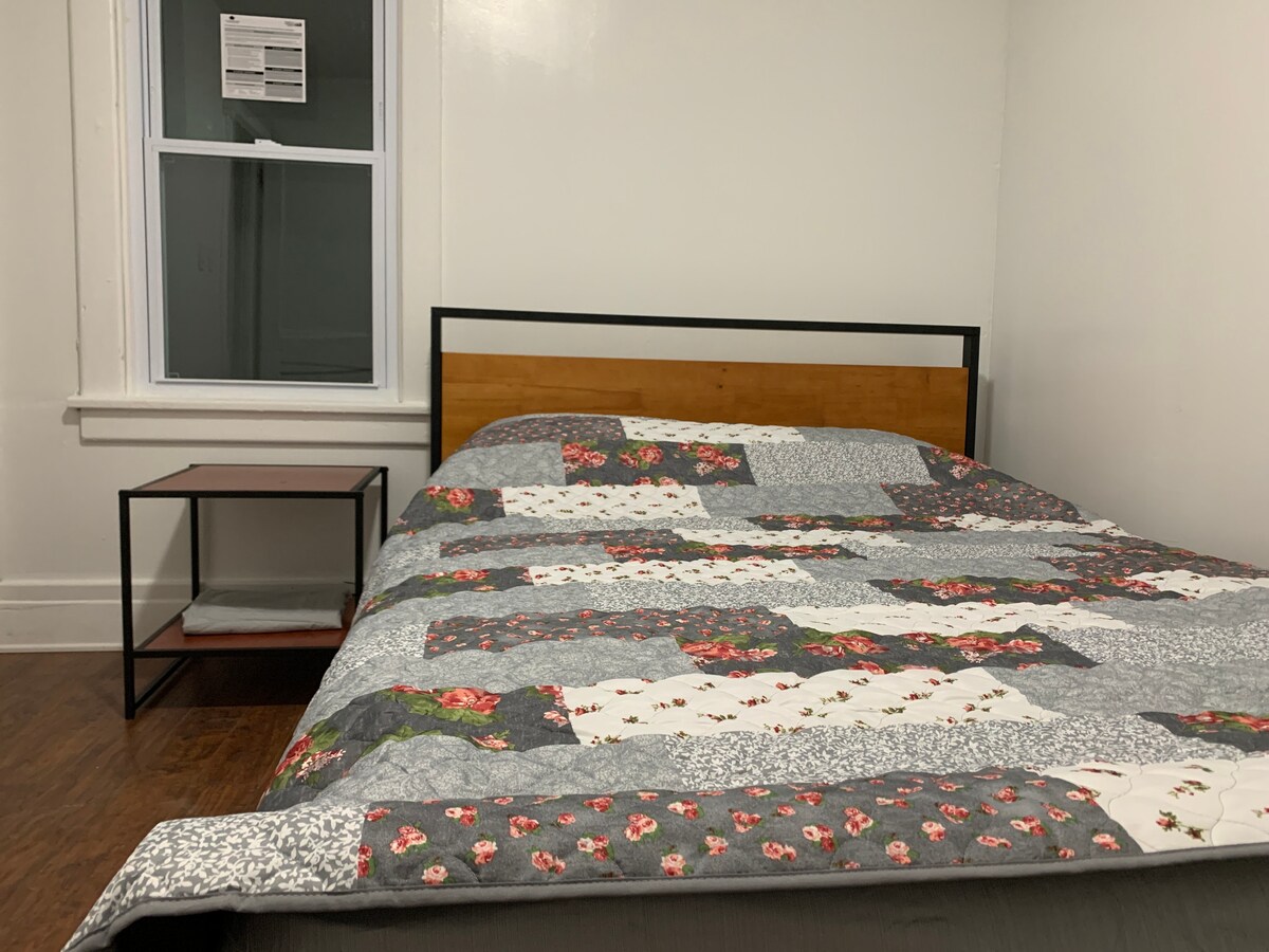 Брачен кревет (широк 150-179 см) со ноќна масичка.