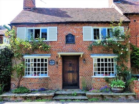 Cozy 17th Century Cottage in Jane Austen's Chawton