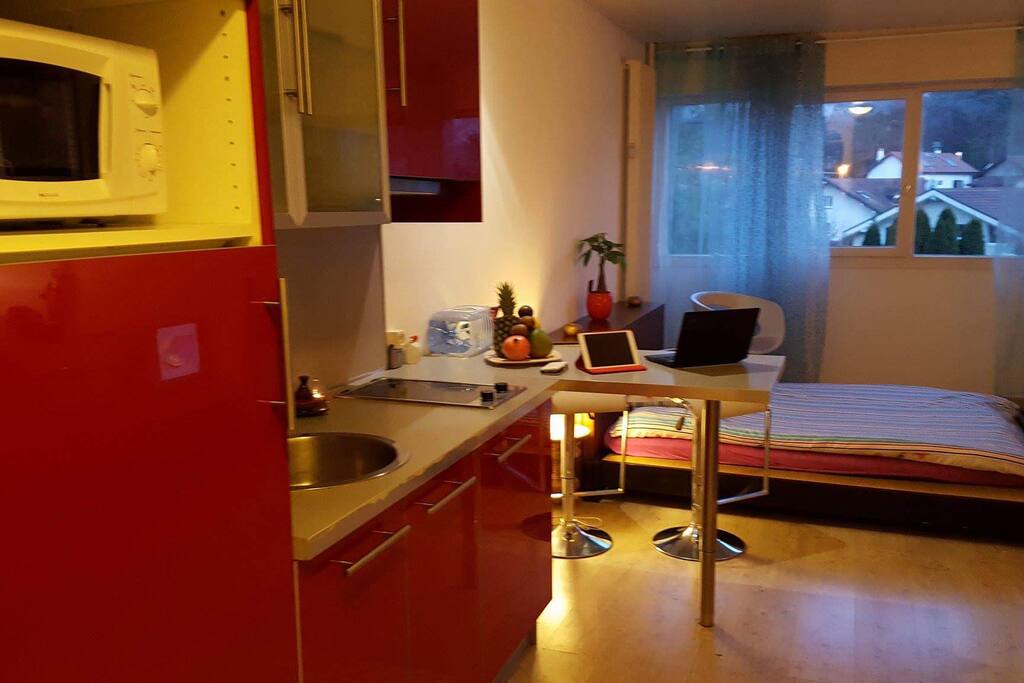 Cuisine ouverte equipée de plaque vitro ,frigo,cafetiere et quelques encas .