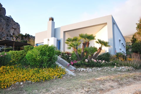 Villa sundrt just a few steps from the sea!