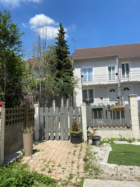 House in Saint Cyr l'école, quiet and welcoming.