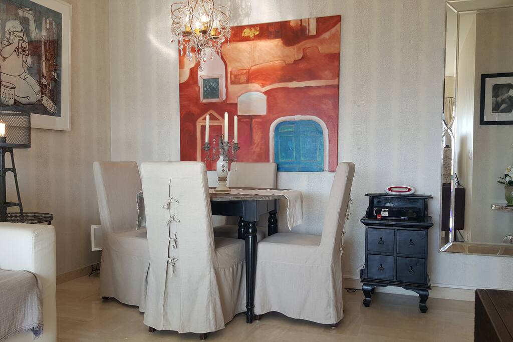 Dining area that seats 4