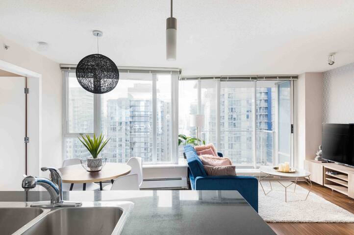 GORGEOUs Best Location, POOL and stunning views gallery image 2