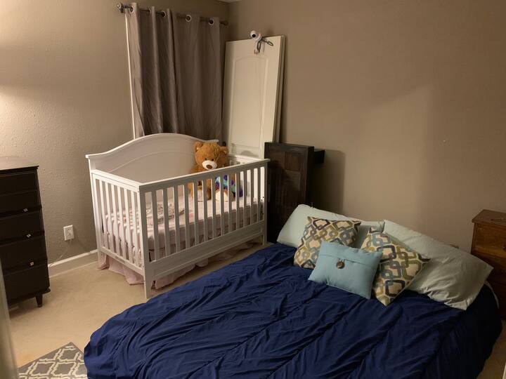 Spavaća soba 2 - zračni madrac i dječji krevetić veličine bračnog kreveta 