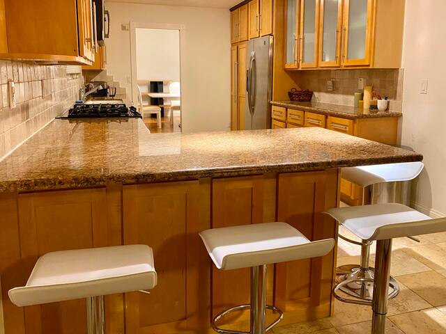 Spacious Comfy Renovated 4BR, quiet neighborhood gallery image 3