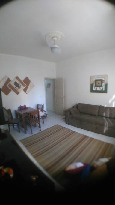 Quarto com mesa de estudos