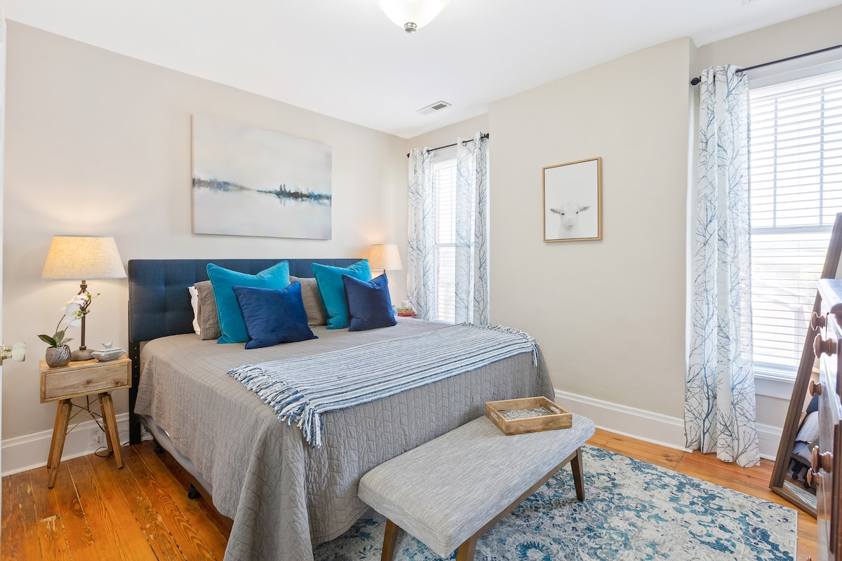 Главната спалня има приказно двойно легло.