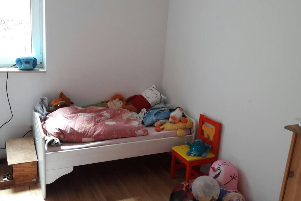 Kinderbett im Elternschlafzimmer