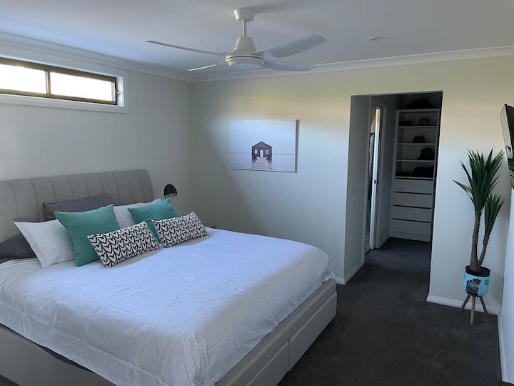 Dormitorio principal, cama tamaño king, bata y baño grande 