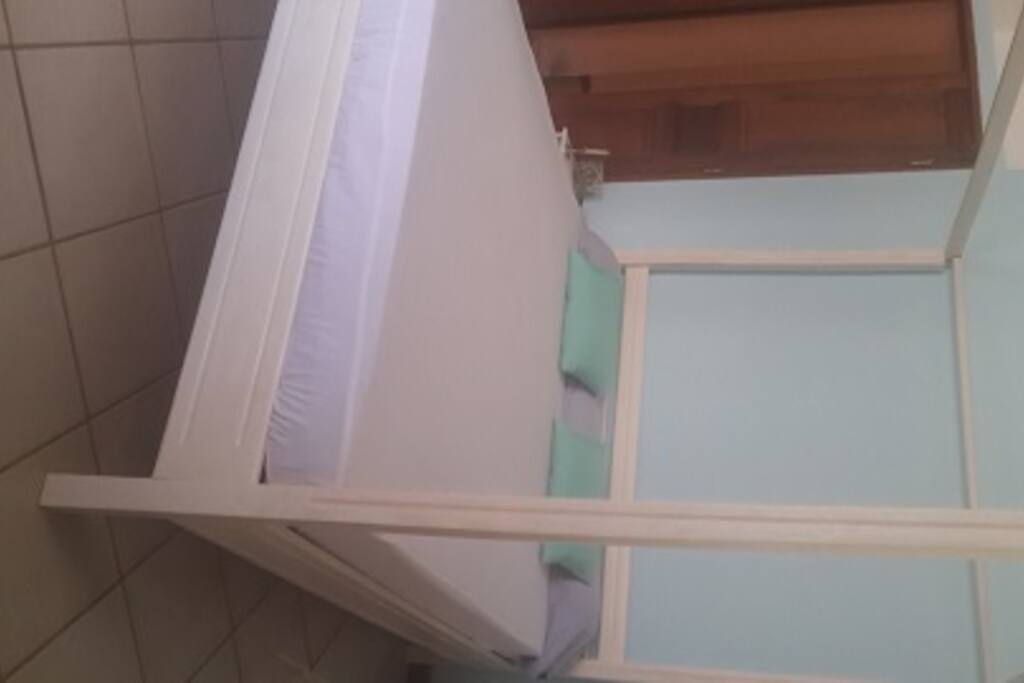 1ere chambre avec lit à baldaquin