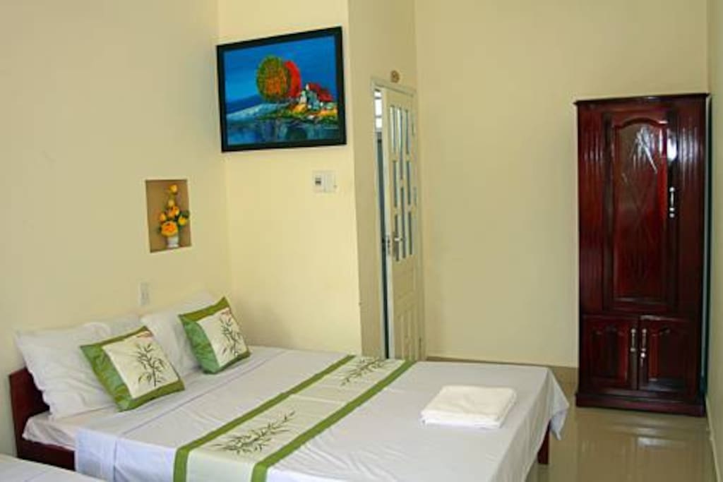 Phòng giường đôi máy lạnh này có tầm nhìn ra khu vườn tươi tốt. Bên trong được trang bị truyền hình cáp màn hình phẳng, khu vực tiếp khách, bàn làm việc và tủ quần áo. Phòng tắm riêng đi kèm vòi sen và đồ vệ sinh cá nhân miễn phí. Giá phòng đã bao gồm khăn tắm và bộ khăn trải giường.
Tiện nghi phòng: Nhìn ra vườn, Truyền hình cáp, TV màn hình phẳng, Máy lạnh, Bàn làm việc, Khu vực tiếp khách, Sàn lát gạch/ đá cẩm thạch, Tủ/ Phòng để quần áo, Vòi sen, Đồ vệ sinh cá nhân miễn phí, Nhà vệ sinh, Phòng tắm, Dịch vụ báo thức, Khăn tắm, Ra trải giường
WiFi miễn phí có trong tất cả các phòng.
Kích thước phòng: 18 m²
끉Giường: 1 giường đôi lớn