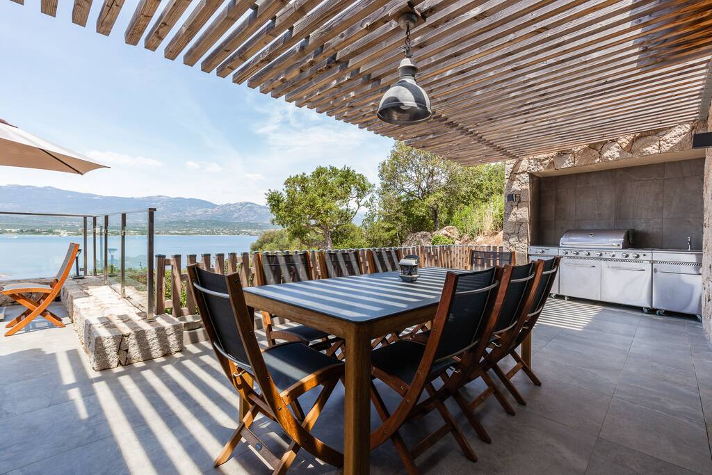 espace repas avec cuisine d'été