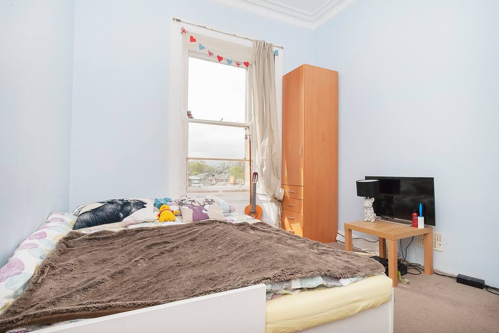 Another double bedroom to the front of the property. (wardrobe mentioned earlier, will be in this room! - so there will be a double wardrobe) and set of drawers. Light and airy with views again towards Blackford Hill.