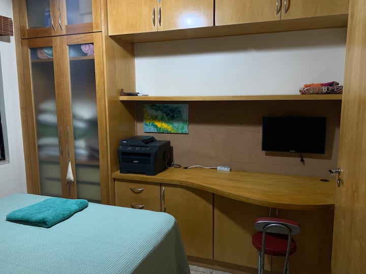 Radni prostor u prostoriji za druženje.