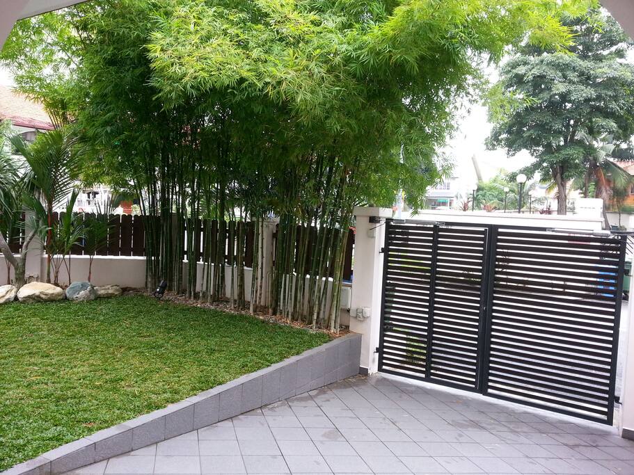 Frontal gate of the property with bamboo cover