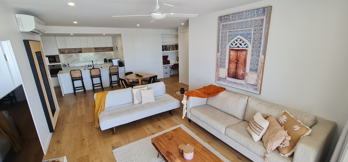 Top performing Airbnb: Stylish Beach Apartment / Ocean Views|free parking in Palm Beach