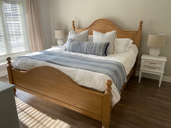 Dhoma kryesore e gjumit #1 - Niveli kryesor me krevatin dopio "king" dhe "En-suite" 