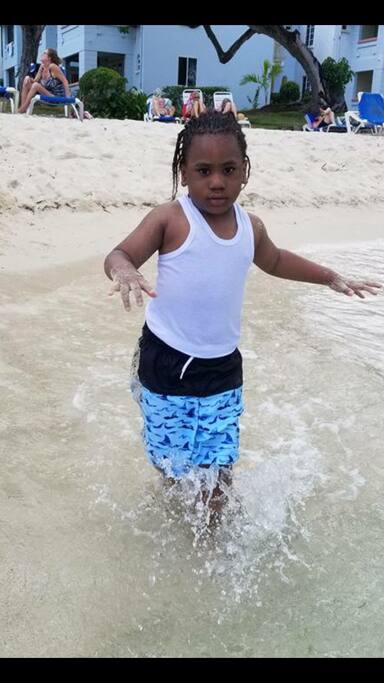 Beach vibes, children friendly, keep your eyes on your kids.. no life guard on duty. Swim safely