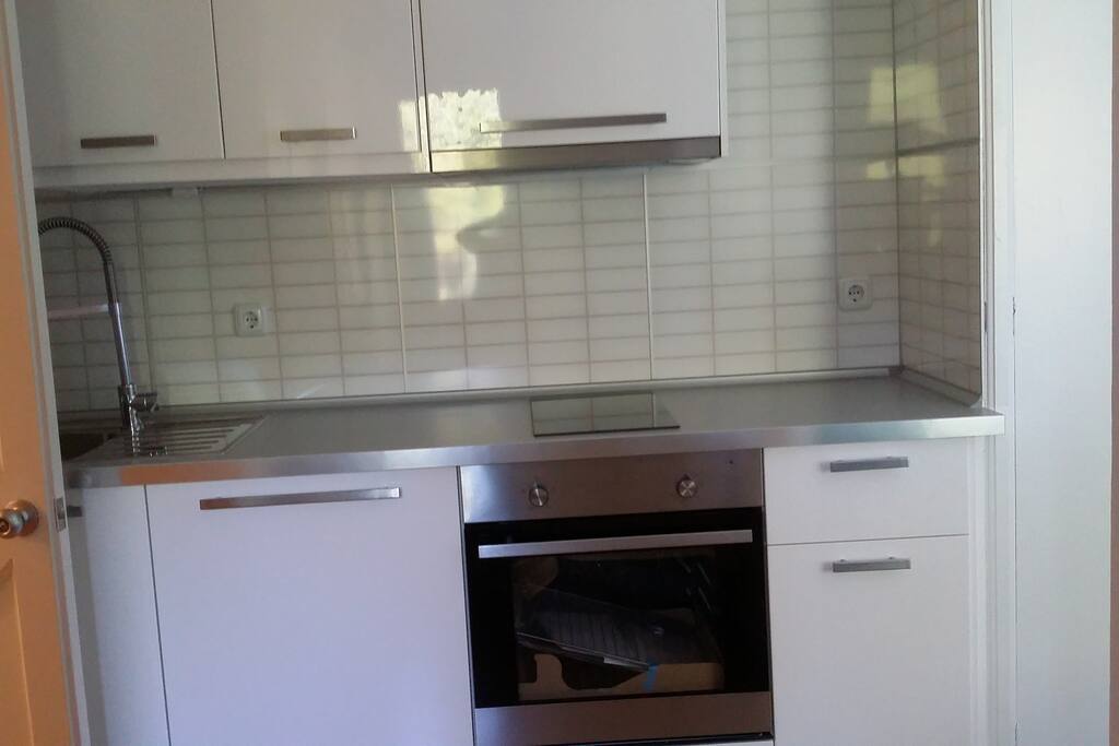 cocina muy equipada, aunque pequeñita, abierta al salon