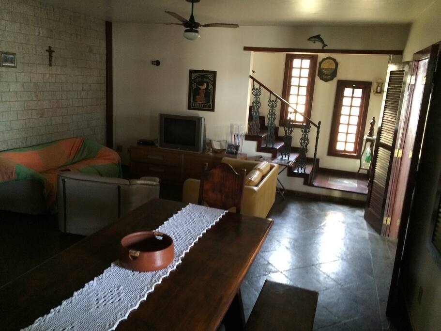 Mesa para 10 pessoas com sala de TV com Sky