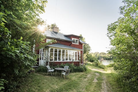 Charming 19th century house next to picturesque boat bay