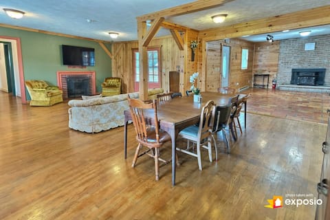 Huge log cabin style home, 1 acre, pets/events ok
