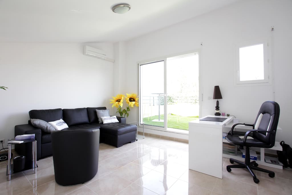 espace bureau de 20 m2 s'ouvrant sur une terrasse pouvant faire office de chambre canapé lit très confortable