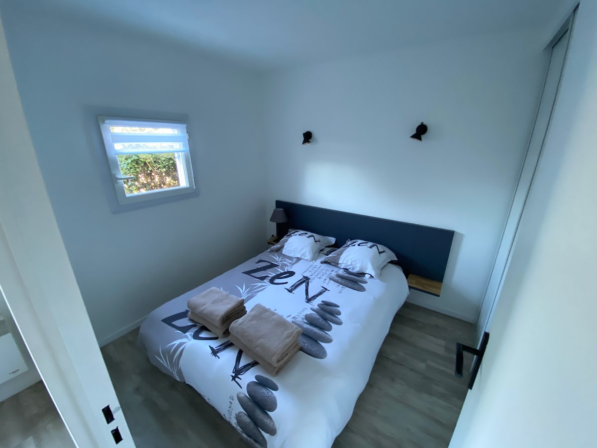 חדר עם מיטה זוגית