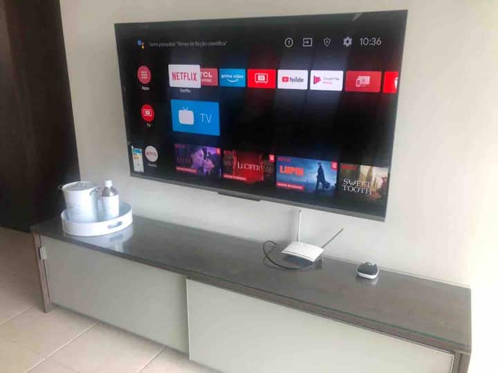Smart TV conectada a internet na sala