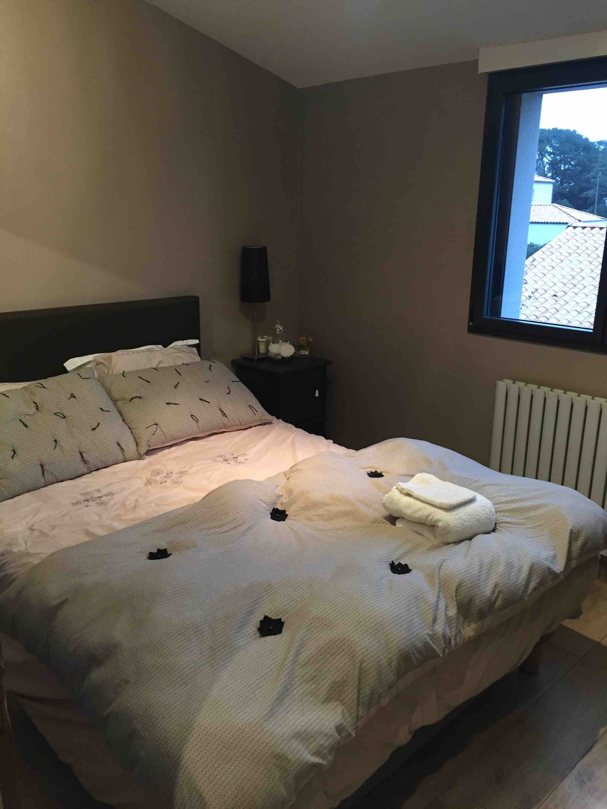 מיטה זוגית על רצפת חדר השינה 