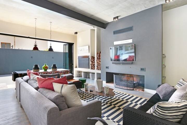 Newport Villa (Modern 4 bedroom, mountain views) gallery image 3