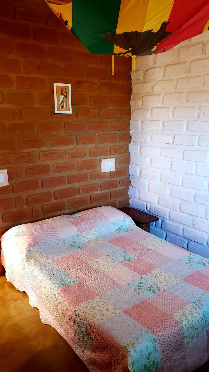 Bio House - سرير أريكة في غرفة نوم الطابق الأرضي مناسب تمامًا للزوجين.