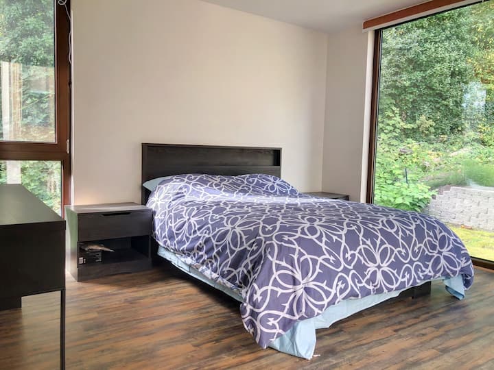 ห้องนอนที่มีแสงธรรมชาติสว่างมาก