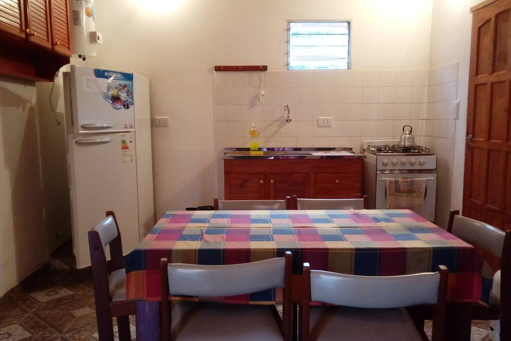 Casa de 2 dormitorios para 6 personas, living-cocina-comedor, baño, garage, wifi. Centrico, a 2 cuadras de playa y costanera.