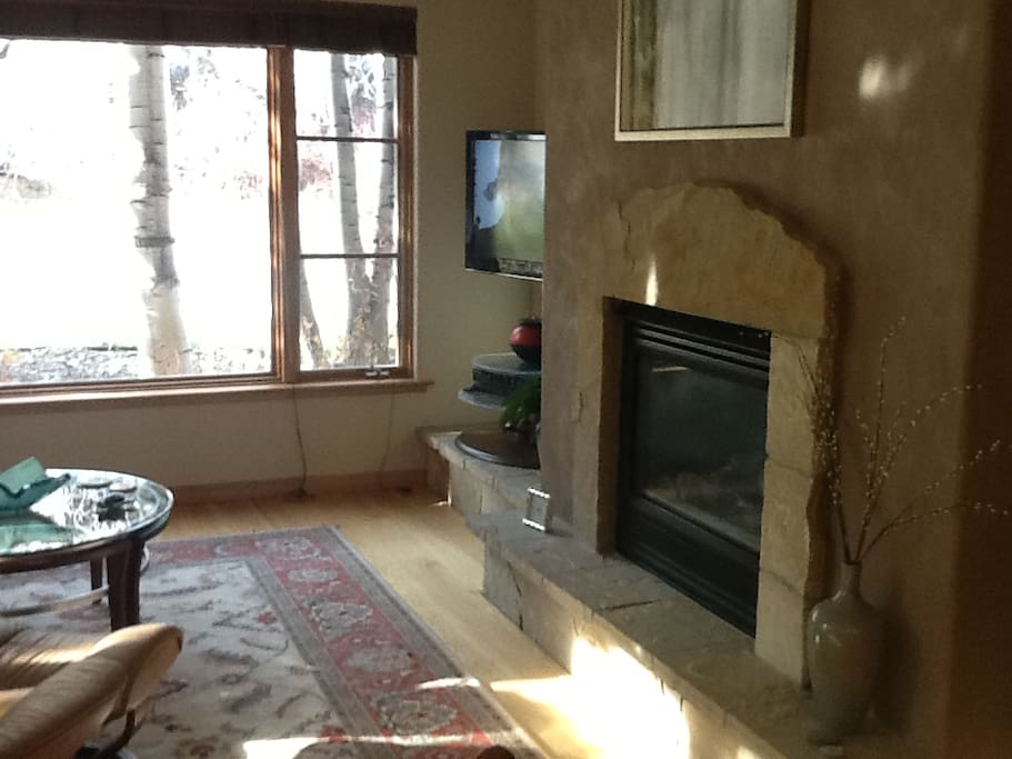 Gas fireplace, flat screen TV, cable, and wi-fi.