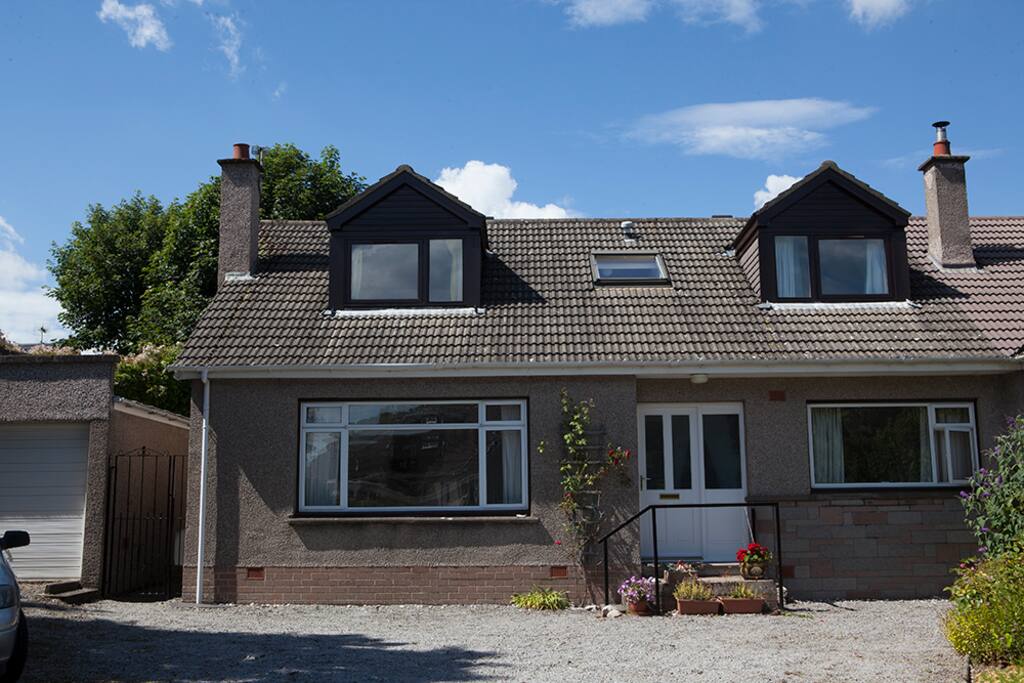 House with parking in drive